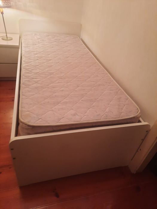 Cama de solteiro com colchão,mesa de cabeceira, guarda roupa , mesa