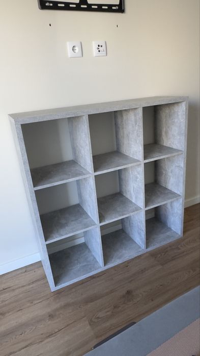 Estante cinza impecável