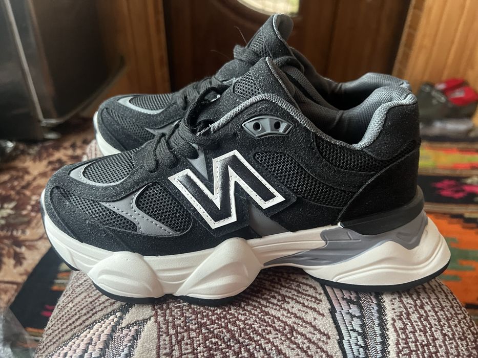 Жіночі нові кросівки