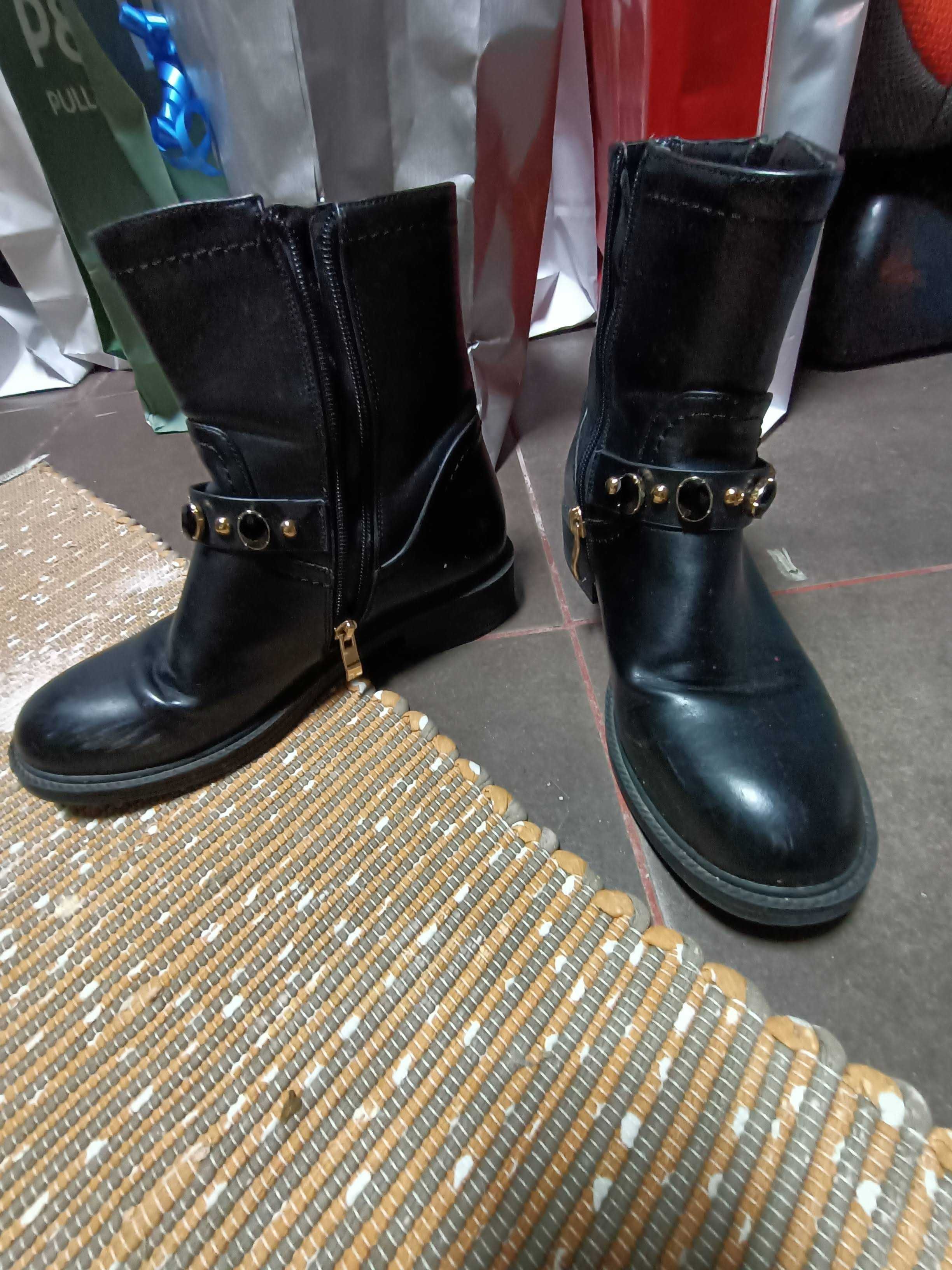 Botas / Botins pretos em bom estado - N.36/37