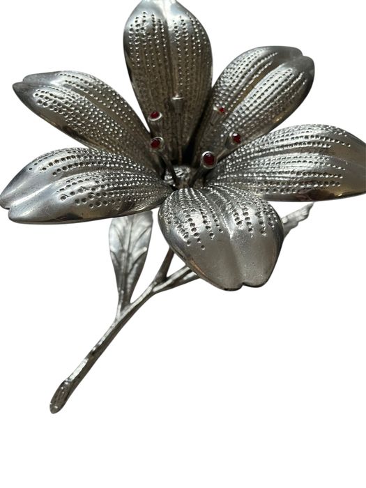 Cinzeiro Flor Vintage Prateado com Pérolas Vermelhas – Anos 80