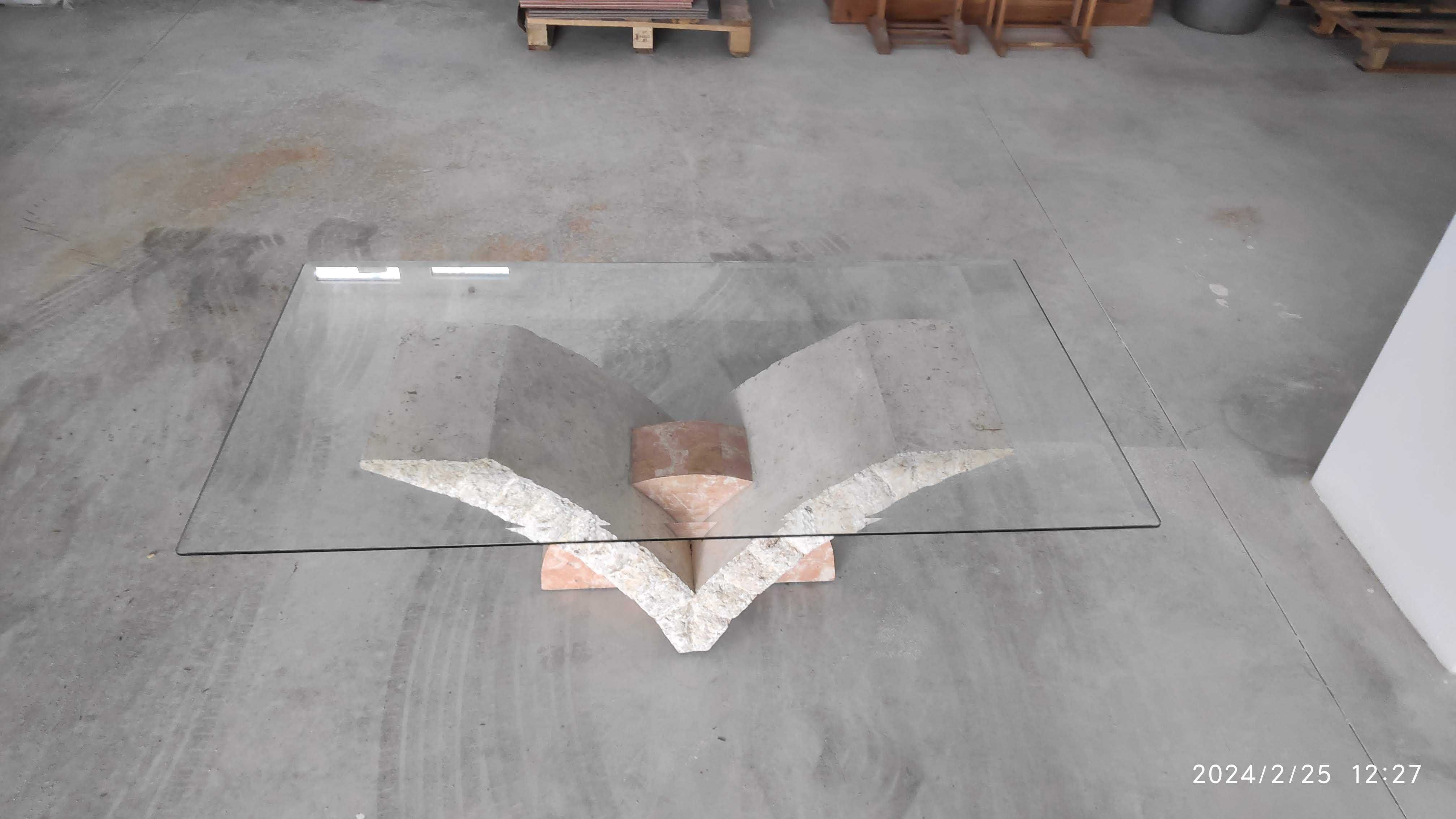 Mesa de vidro e suporte emita pedra.
