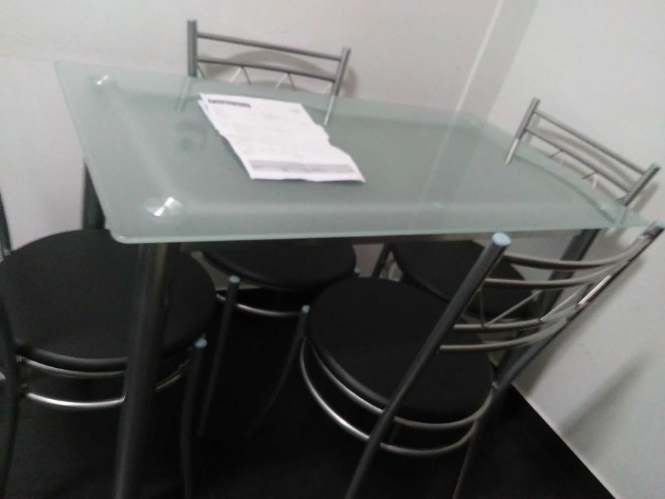 Mesa e 4 cadeiras nova por 100€,com factura e moderna