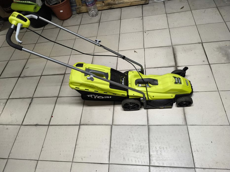 Máquina de cortar relva como nova