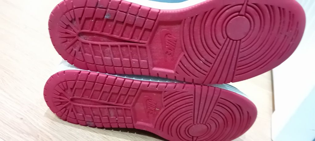 Air jordan 1 mid vermelhas, edição especial!
