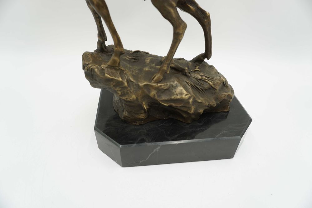 FIGURA z brązu ryczący jeleń-prezent dla myśliwego