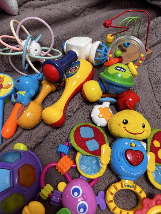 Величезний лот іграшок для немовлят
