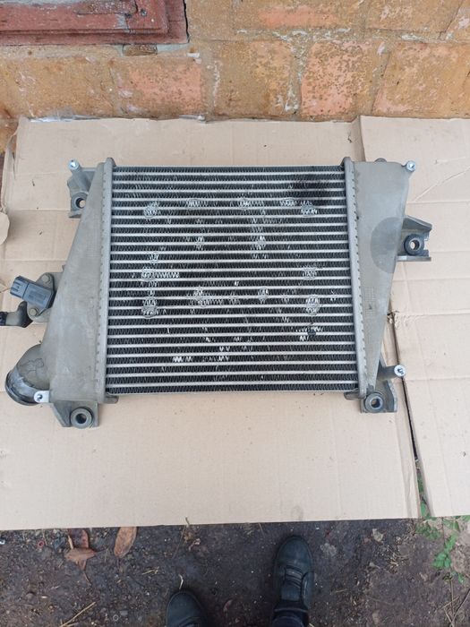 Nissan X-trail T-30 радіатор інтеркуляра інтеркулера інтеркулери