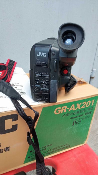 Продам видеокамеру JVC GR-AX201