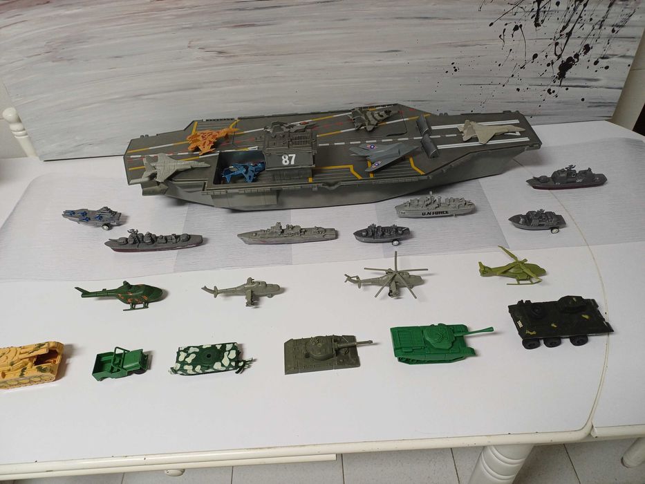 Porta-aviões, navios, aviões, helicópteros e tanques 25 unidades