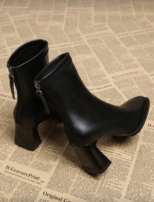 Жіночі черевики / ботильйони чорні на каблуку