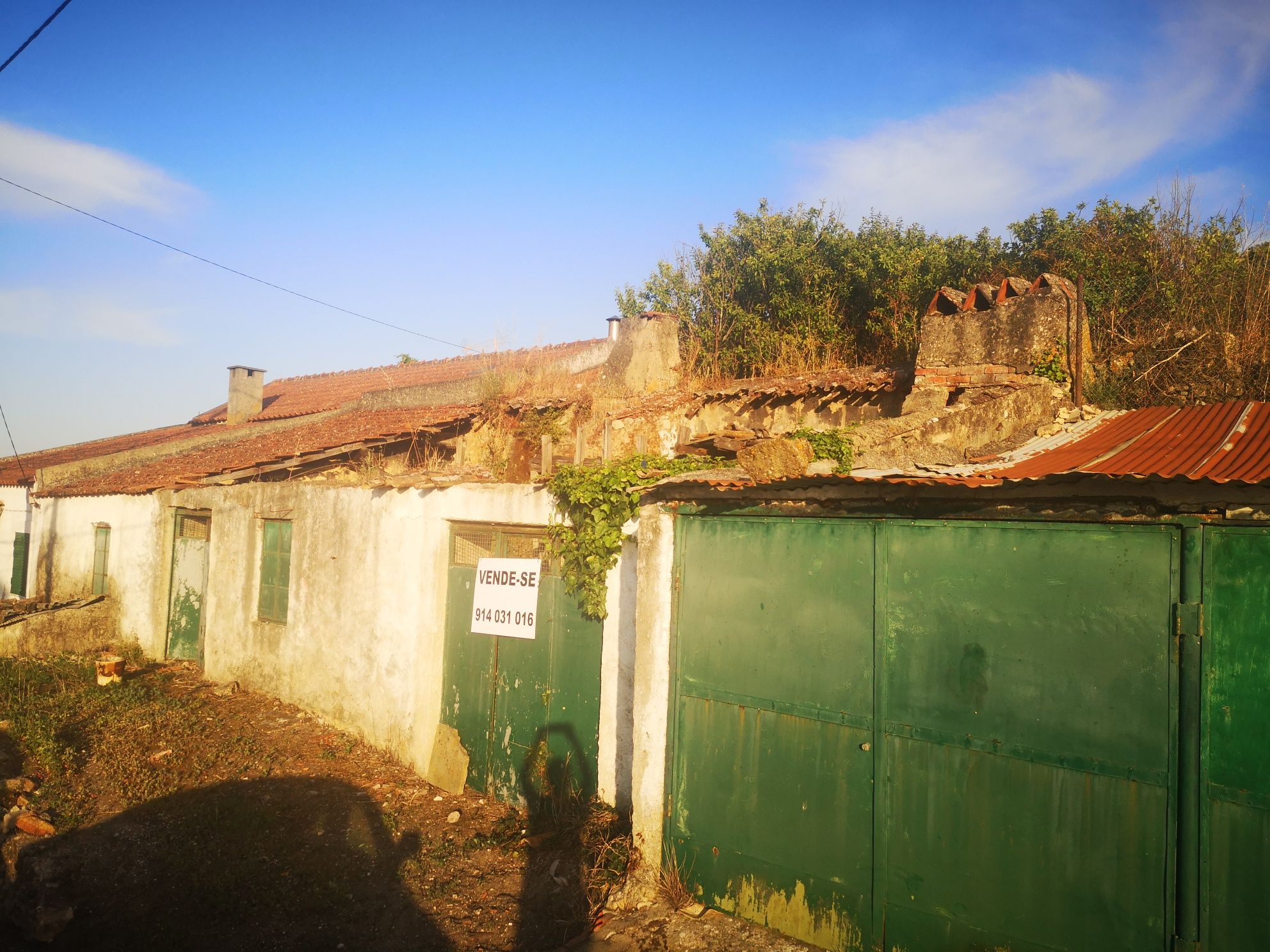 Venda casa em ruína, no centro de Bucelas, rua dos Combatentes