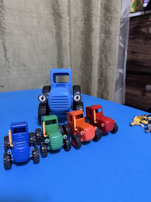 Синій трактор співає