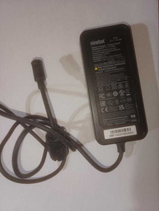 Carregador Ninebot 42V (70W) - PARA PEÇAS / AVARIADO