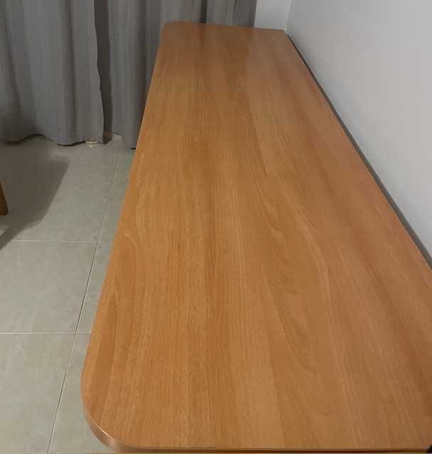Secretária em Carvalho