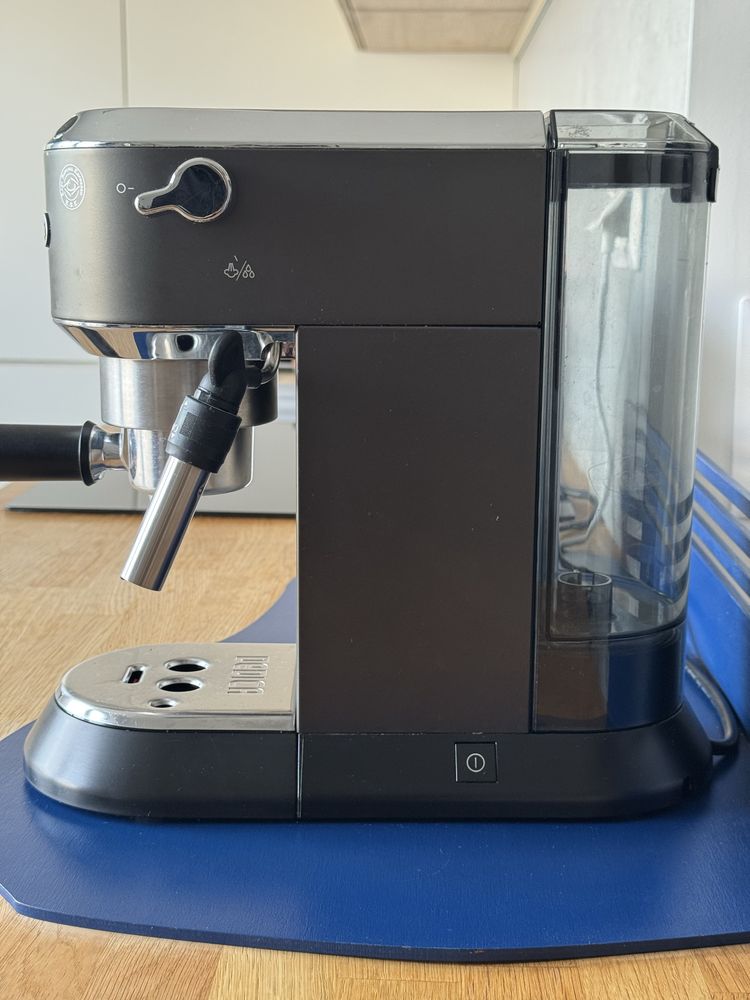 Ekspres kolbowy ciśnieniowy DeLonghi Dedica Style EC685.BK