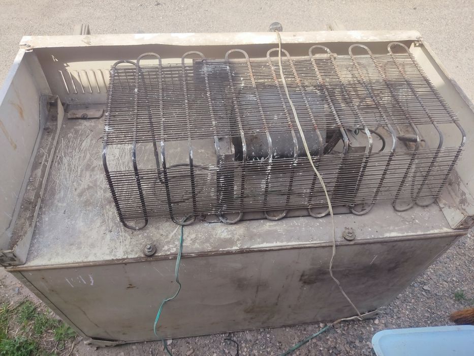 Продам настінний холодильник лига