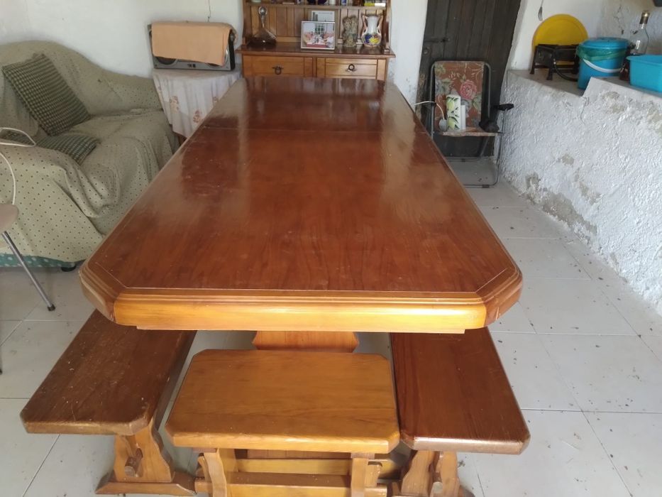 Mesa de madeira de pinho com bancos corridos