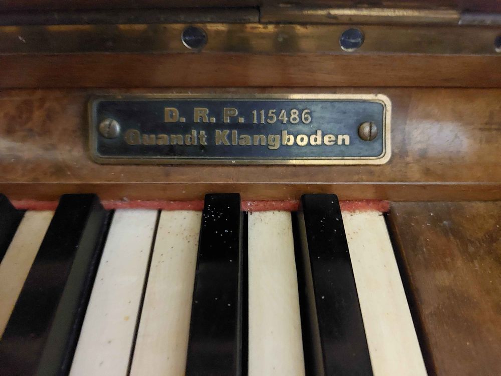 Pianino WILHELM MENZEL D.R.P. 115486