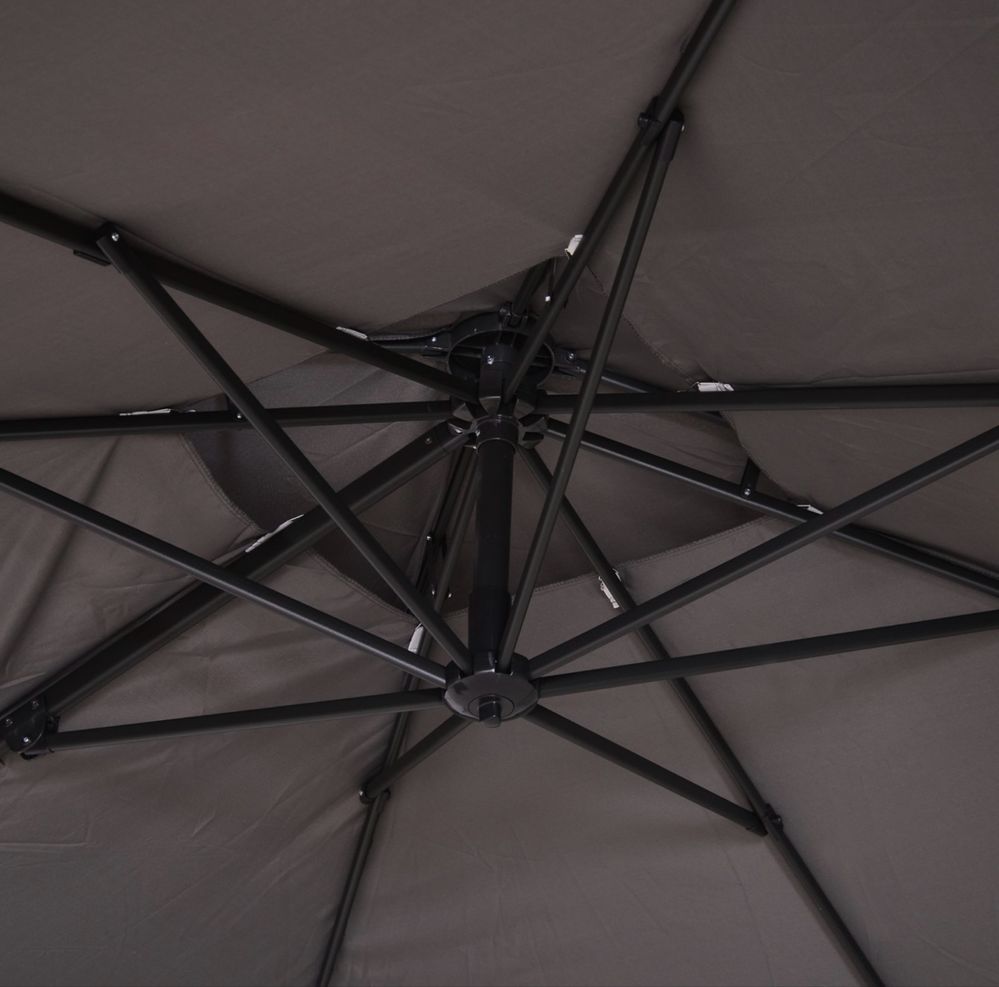 Duży parasol z podstawą