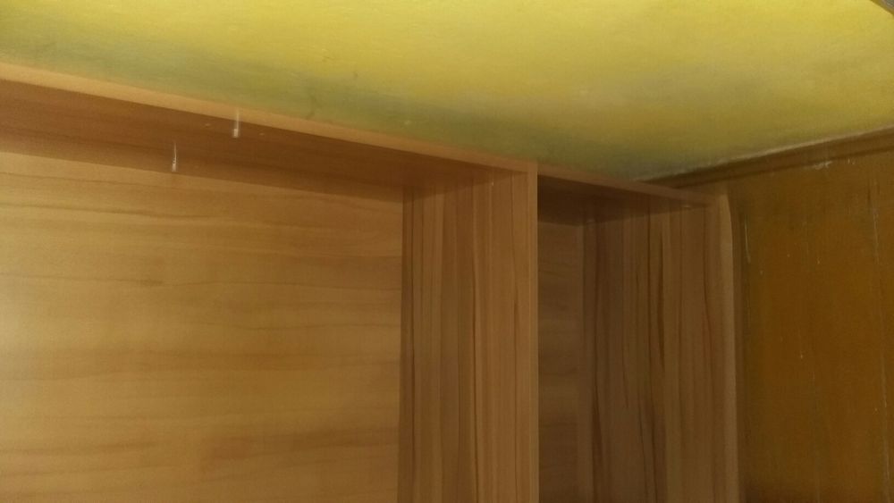 Witryna szklana z półkami