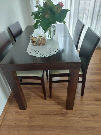 Stół do salonu lub jadalni oraz krzesła