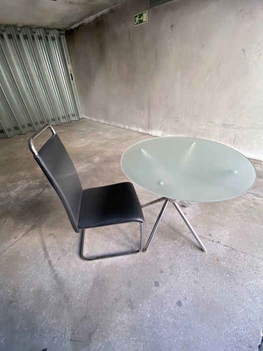 Conjunto de Mesa redonda de vidro e cadeira preta