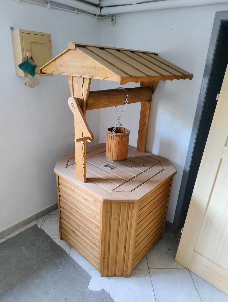 Obudowa Studni/ Studnia ozdobna ( drzewo modrzew)