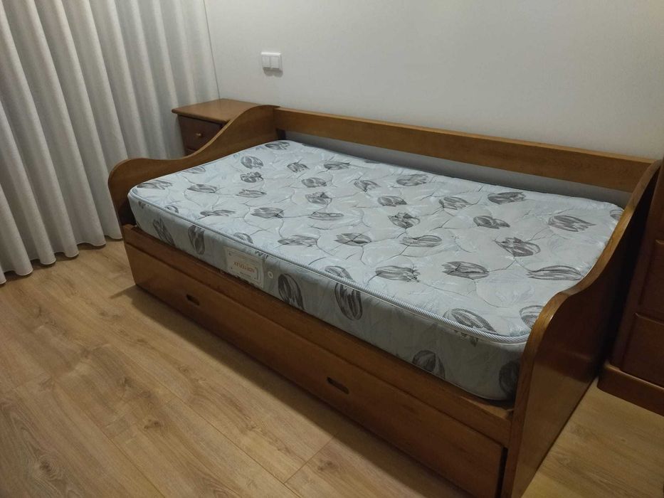 Conjunto quarto: Cama de solteiro com gavetão + mesinha + camiseiro