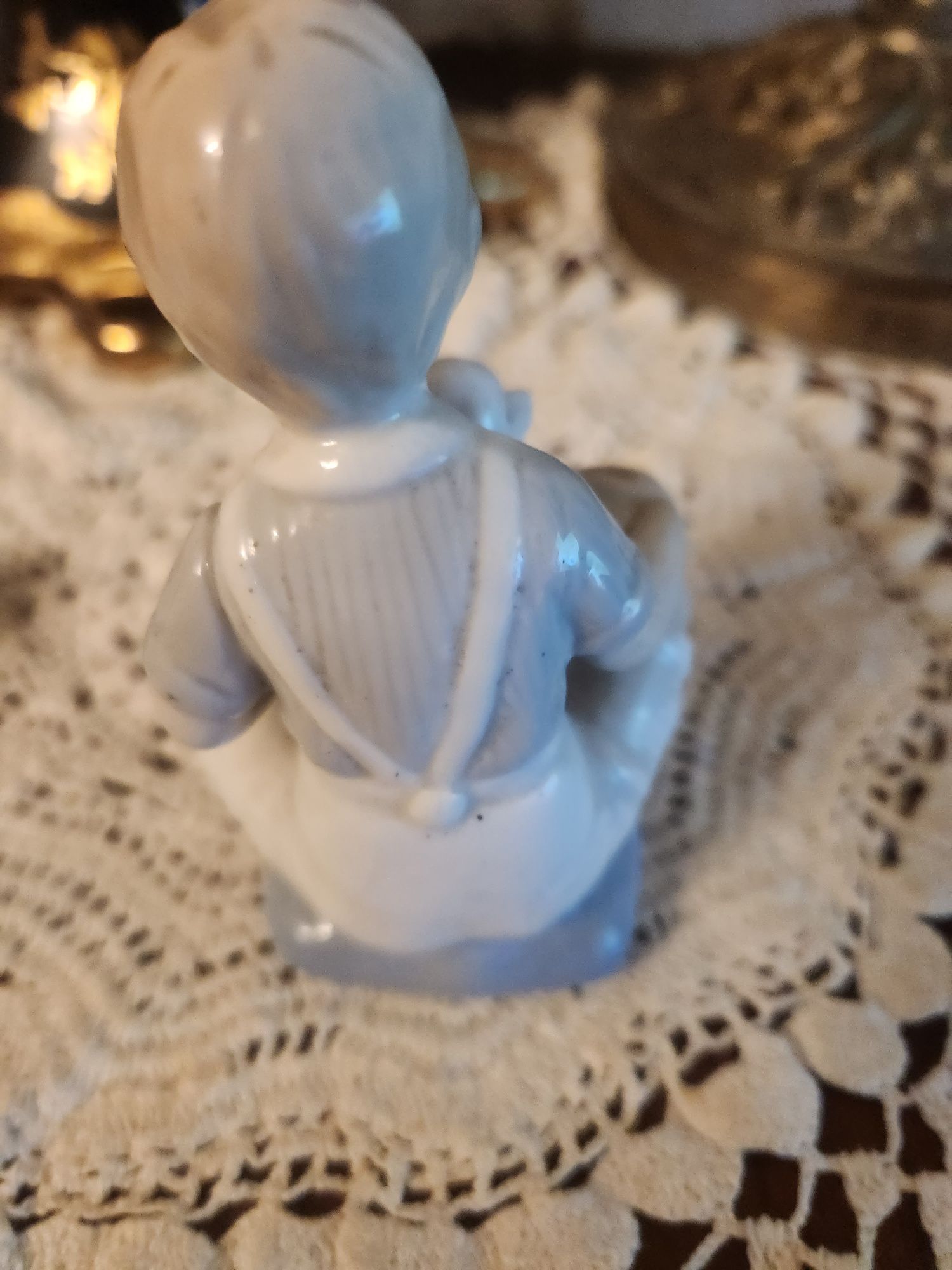 Chłopiec z porcelany