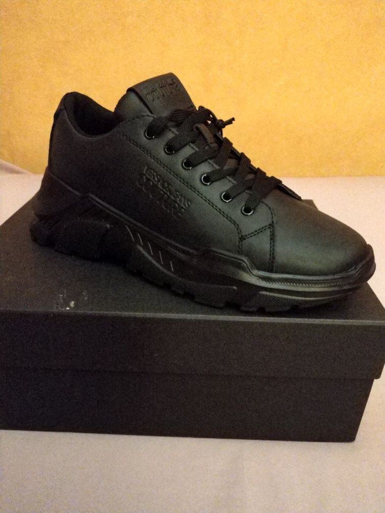 Wyprzedaż sneakersy męskie Versace Jeans Couture.