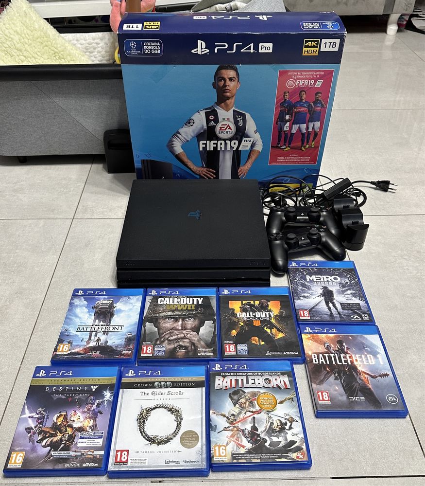 Konsola PS4 Pro 1 TB+2 pady+Stacja ładowania+8 gier