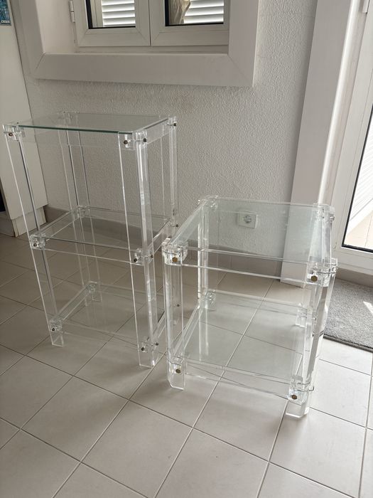 2 estantes em acrilico bem conservadas
