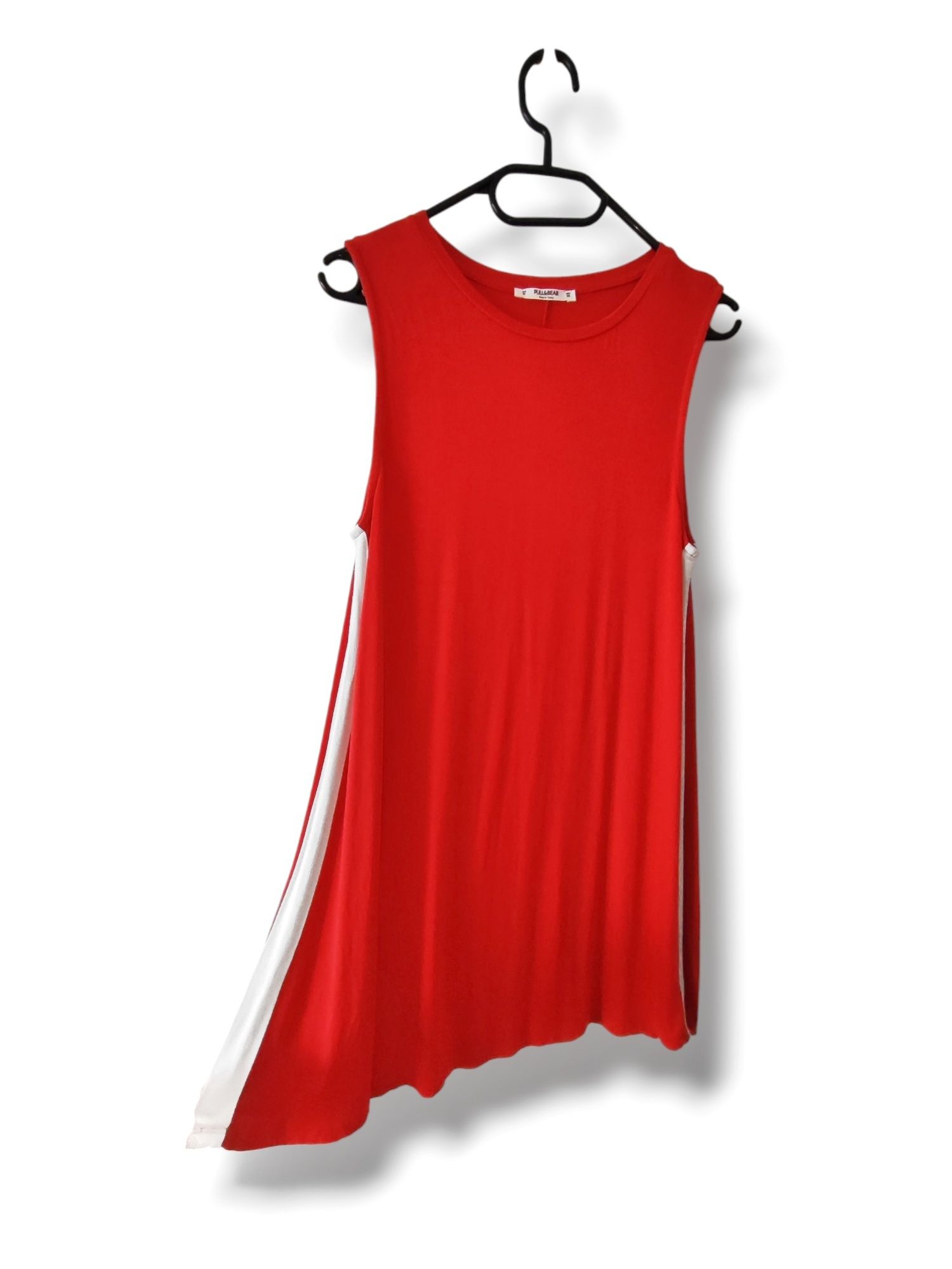 Czerwona trapezowa luźna prosta sukienka na lato wakacje pull&bear