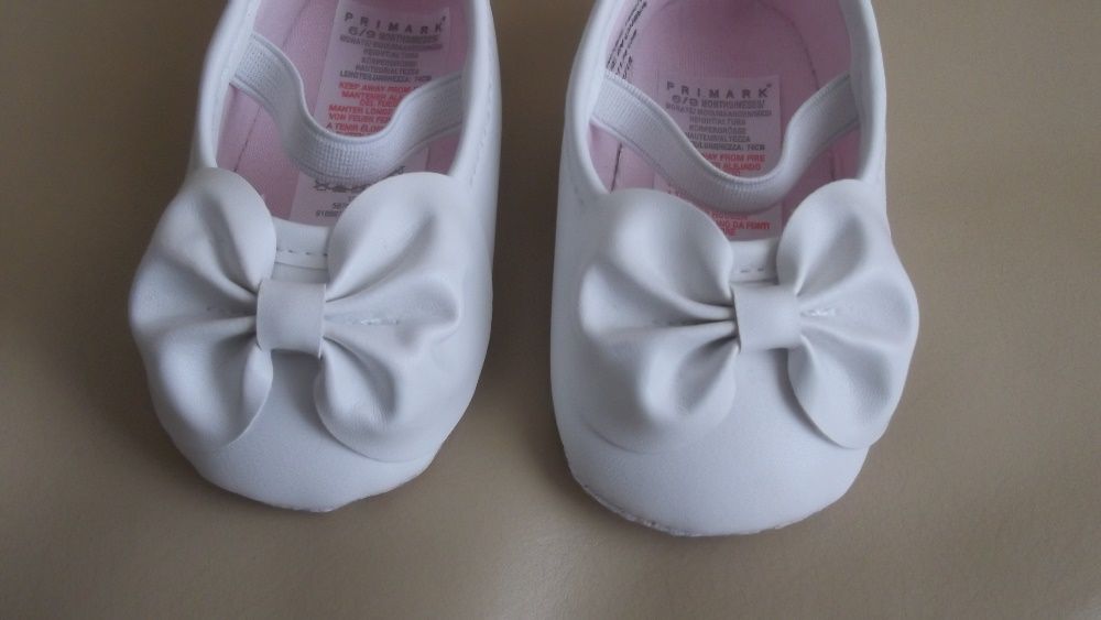sapatos de menina bebé lindos novos