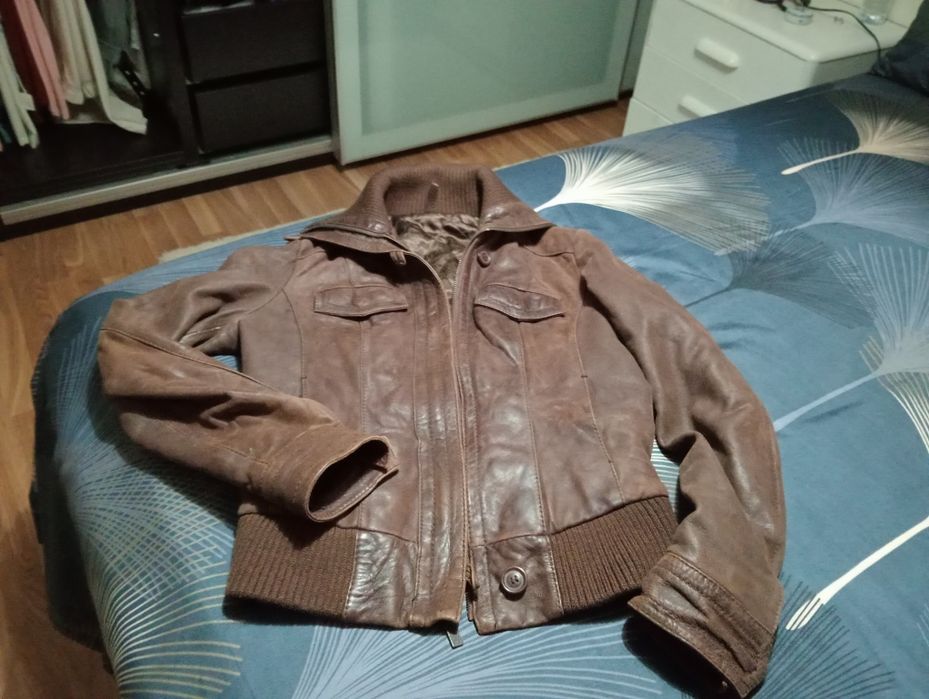 Blusão em pele castanho.impecavel.