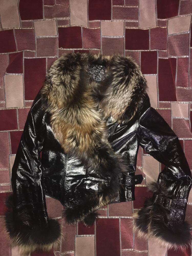 Куртка  лаковая кожа с мехом чернобурки