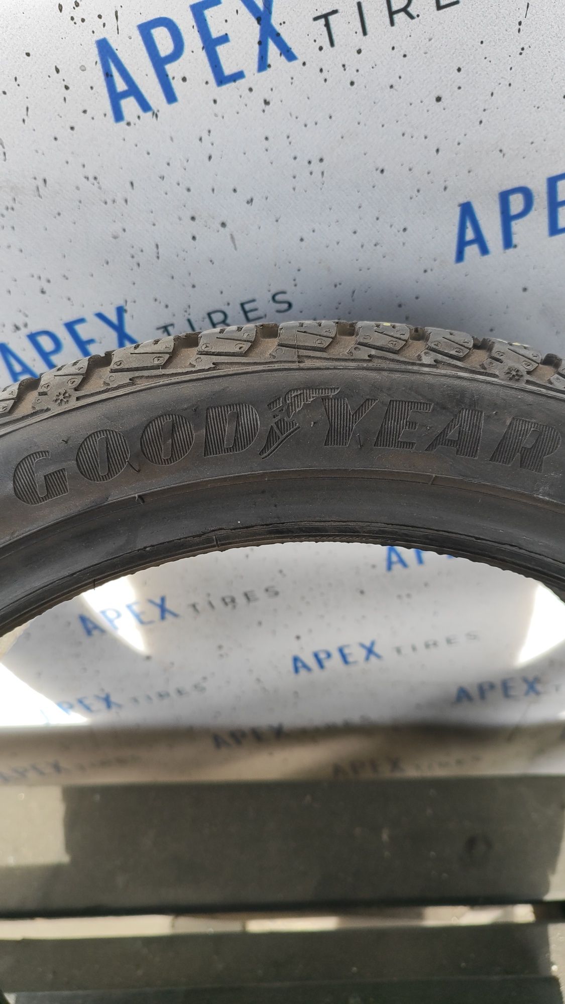 Зимові шини Goodyear 225/40 R18 225*40 18 vector 4 seasons