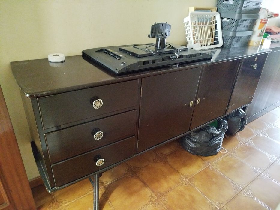 Móvel em madeira maciça