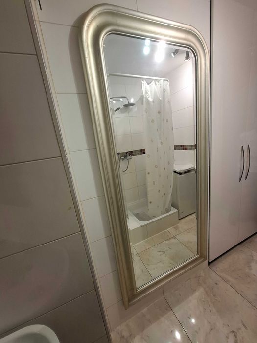 Duże lustro łazienkowe lub nie