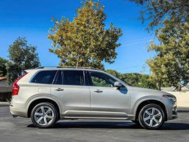 2016 Volvo XC90 T8 eAWD Momentum