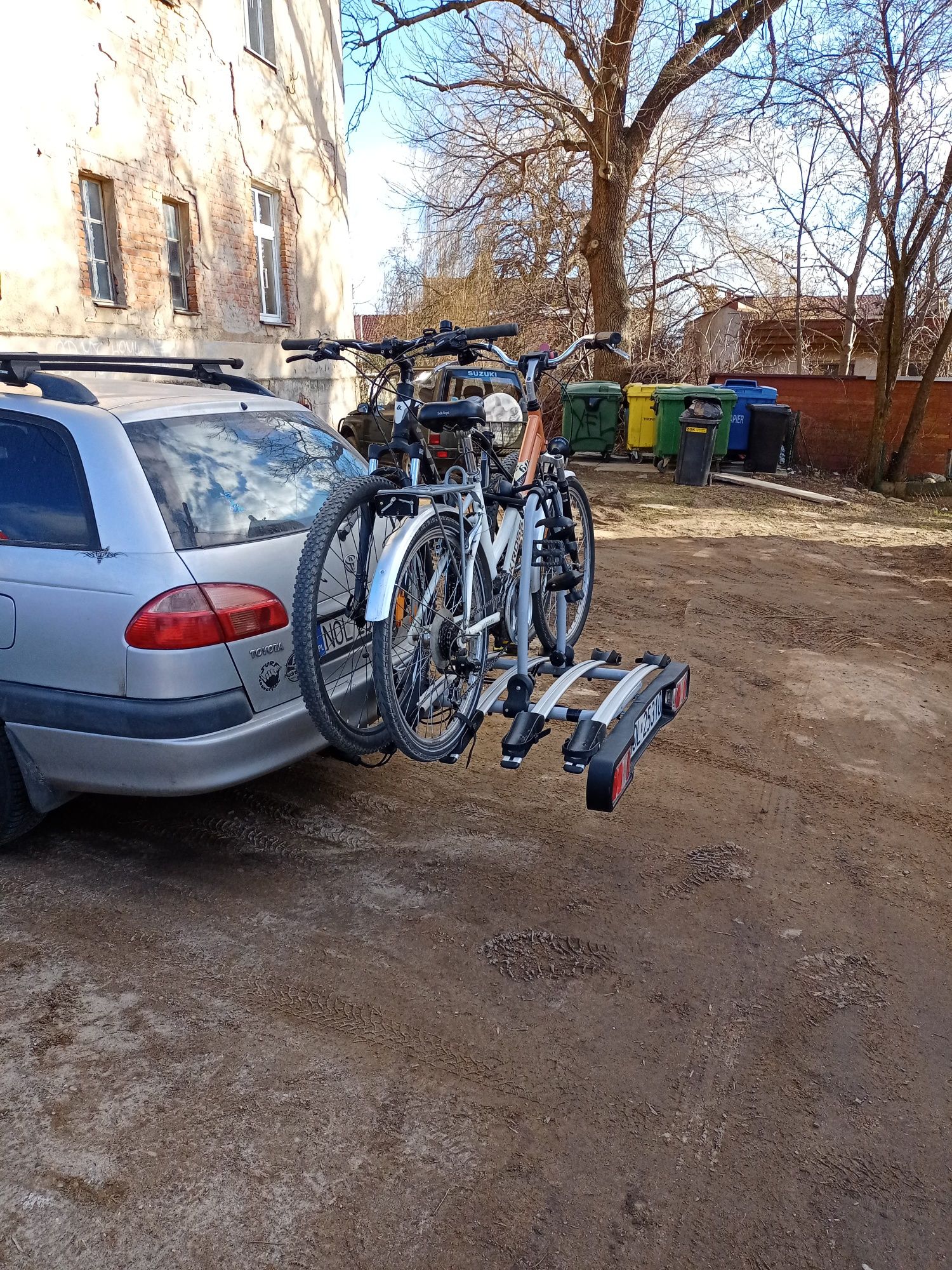 Wypożyczę bagażnik rowerowy na hak na cztery rowery.