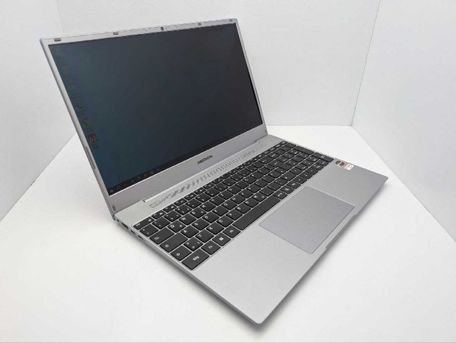 Medion E15301 Ryzen 7 3700U DDR4-8gb M.2 SSD-512gb RX Vega 10 15.6 FHD