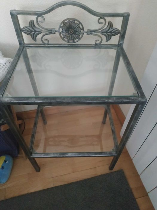 Mesa em ferro com duas prateleiras em vidro