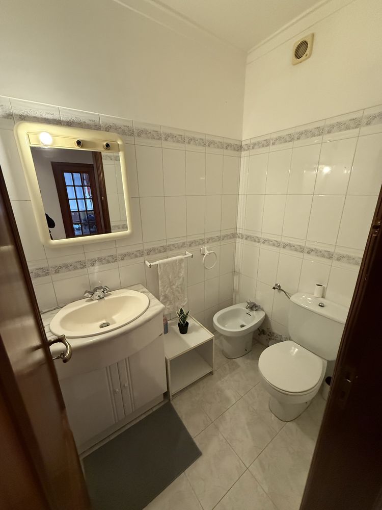 QUARTO com casa de banho privativa em Massamá