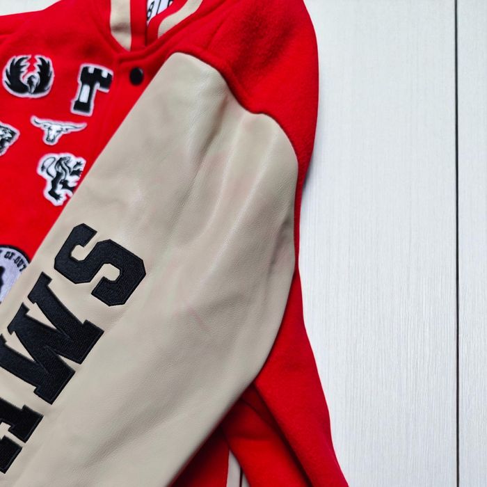 Kultowa kurtka bejsbolówka varsity Blow z naszywkami