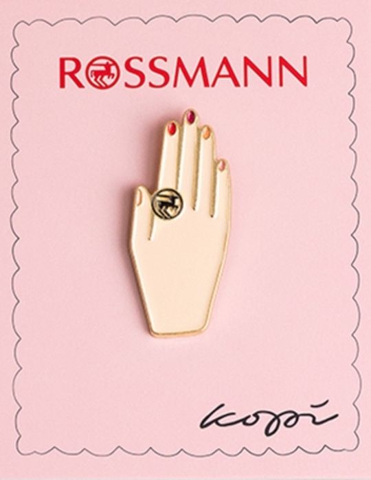 Pin, Przypinka dłoń, rossmann. Projekt Natalia Kopiszka KOPI