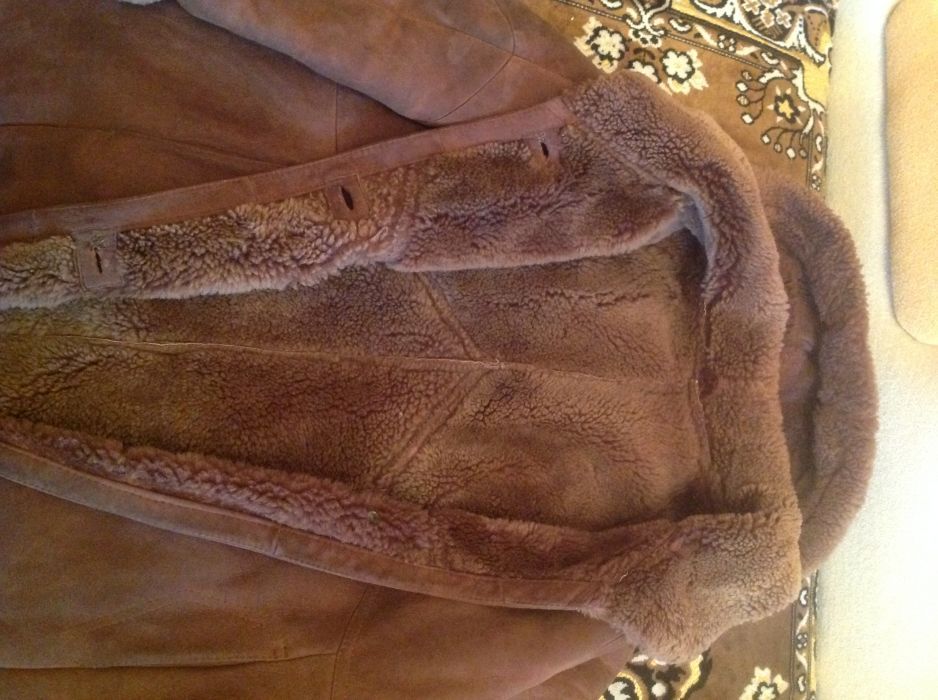 Женскую натуральную дублёнку с капюшоном 48-50р в хор состоянии1500 гр