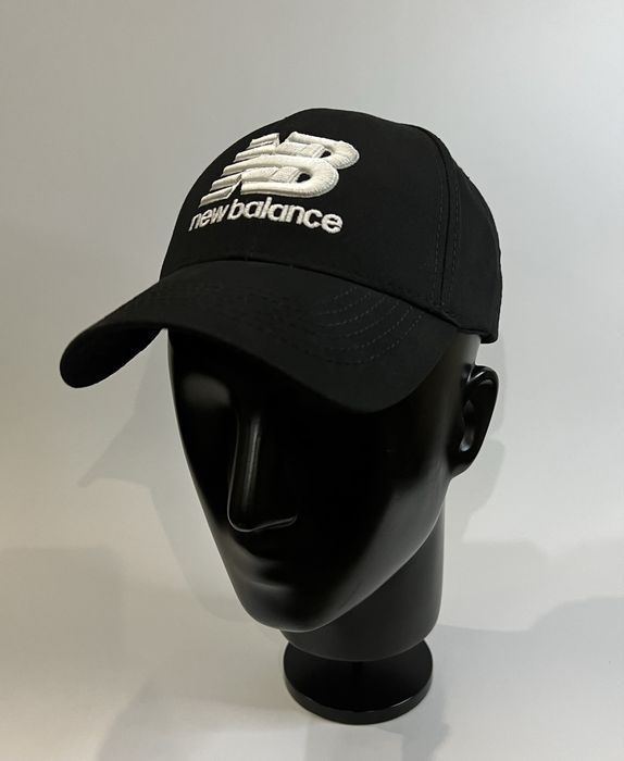 Кепка new balance чорний та білий лого