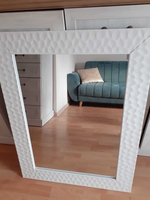 lustro w białej ramie